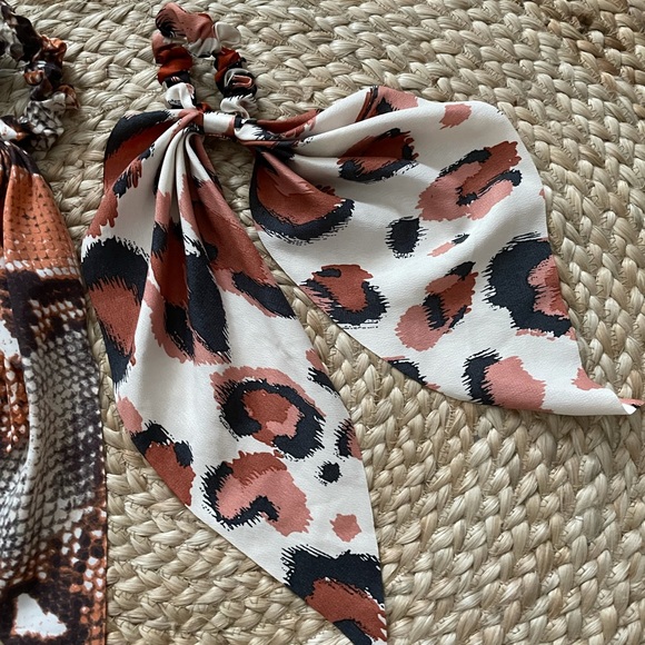 Set of 2 Scarf Scrunchies Animal Print - Picture 3 of 3